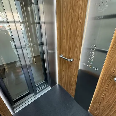 Sleek Oasis In The Heart Of - Sleeps 6 Apartment Gibraltar