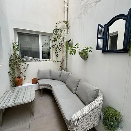 Sleek Oasis In The Heart Of - Sleeps 6 Apartment *