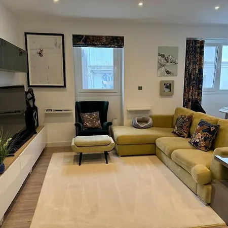Sleek Oasis In The Heart Of - Sleeps 6 Apartment *