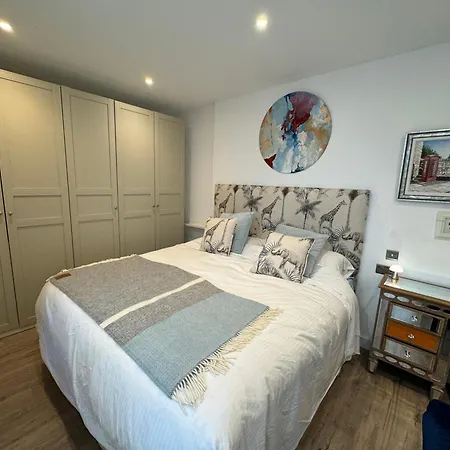 Apartment Sleek Oasis In The Heart Of - Sleeps 6
