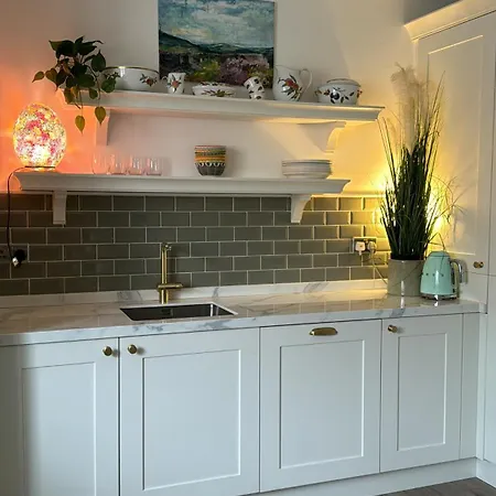 Sleek Oasis In The Heart Of - Sleeps 6 Apartment *