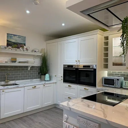 Sleek Oasis In The Heart Of - Sleeps 6 Apartment *