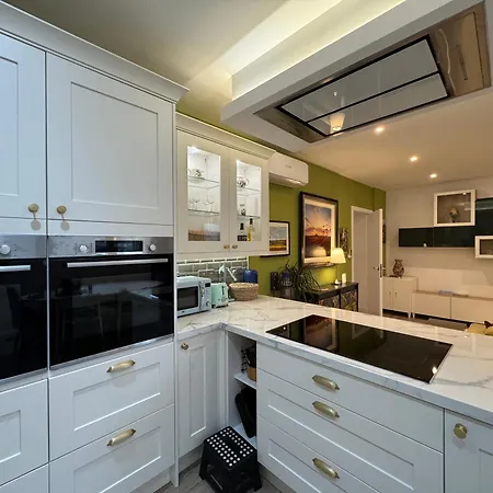 Apartment Sleek Oasis In The Heart Of - Sleeps 6
